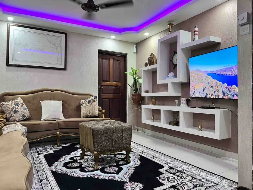 Spacious Centrally Located Rooftop Suite - Image 1