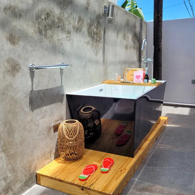 Boho Chic Apartment close to the airport and the beach with a private bathtub - Image 1