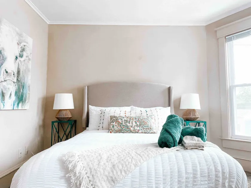 Cozy 2 Bedroom Home, Walk to Shops/Restaurants! - Image 1