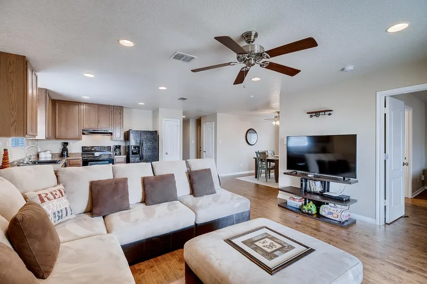*Open*Pool/Park Access*#3 BMT/Seaworld/Riverwalk - Image 1