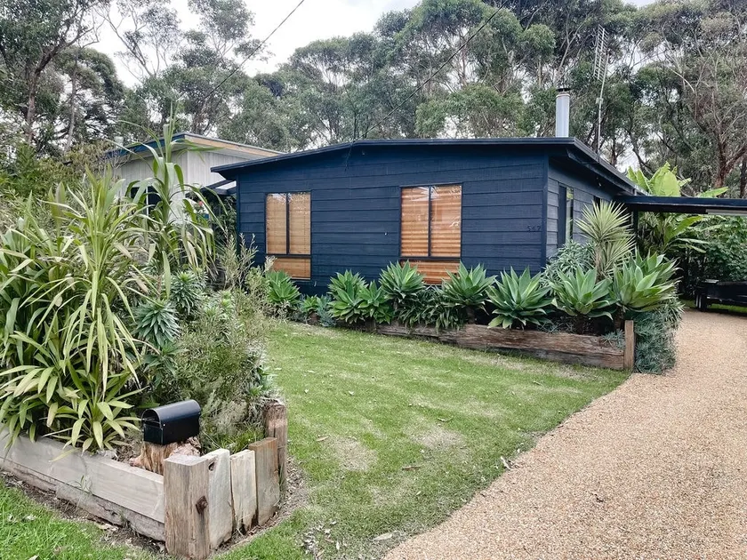 Cosy house with tropical garden - Image 1