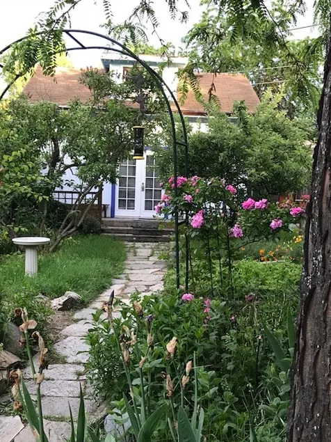 Private Garden Cottage w Sauna in RR District - Image 1