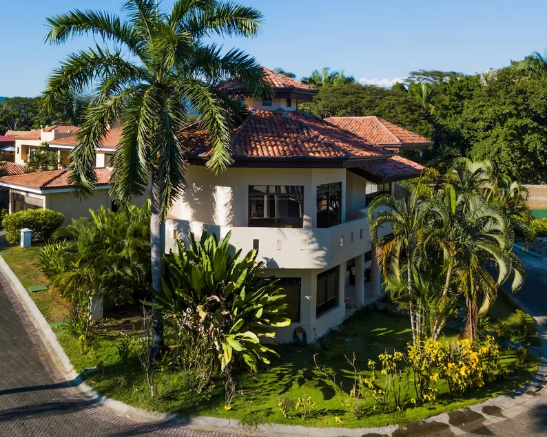 Stylish Sol & Arena+ Pool Table + Private Pool & Jacuzzi + Gas BBQ +Pet Friendly - Image 1