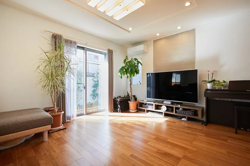 It is a two-story house, a stylish room where you can relax in a large space without the middle of the house.Free parking is included. - Image 1