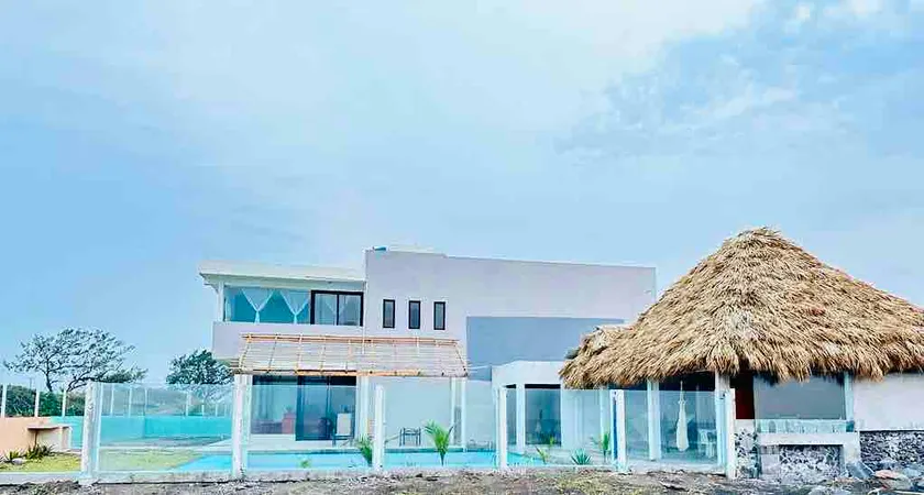 The Beautiful House on the Beach - Image 1