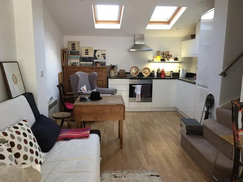 Cosy Artist’s Studio near town centre, Cheltenham - Image 1