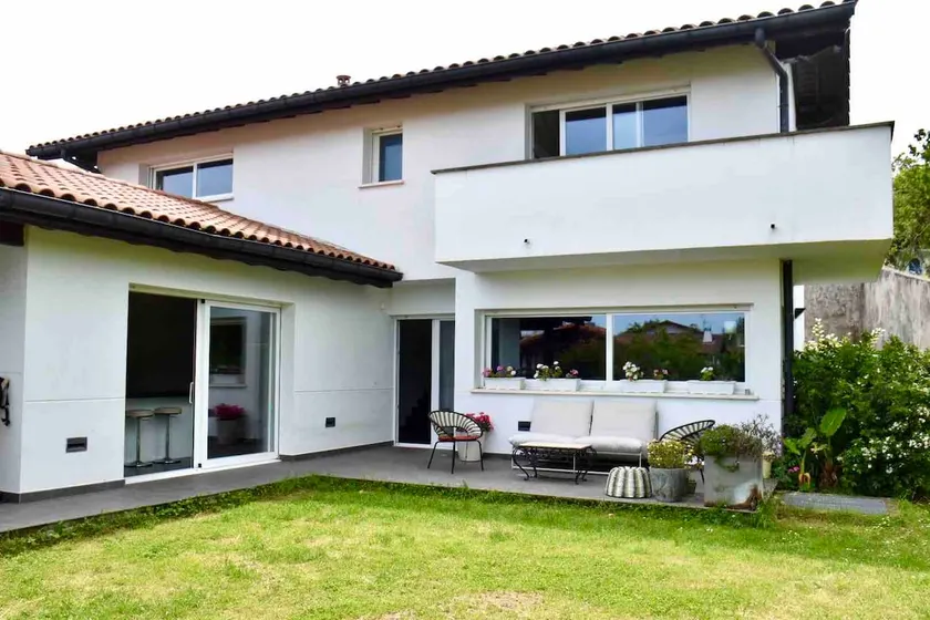 A modern and stylish house. - Image 1