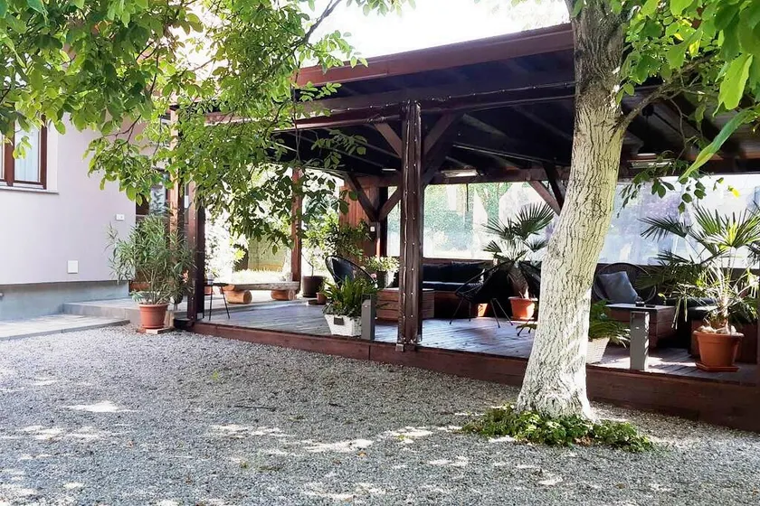 Woodnotes Apartment with outside patio - Image 1