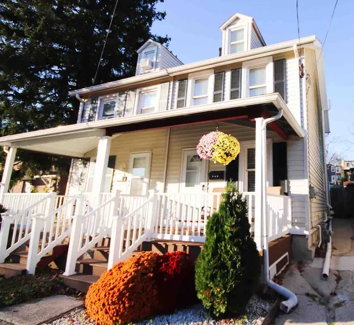 Historic House in the Heart of Town - Image 1