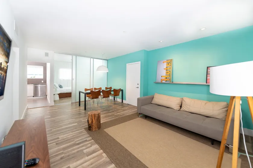 2 Bedroom Luxury Suite near Lincoln Road Mall - Image 1
