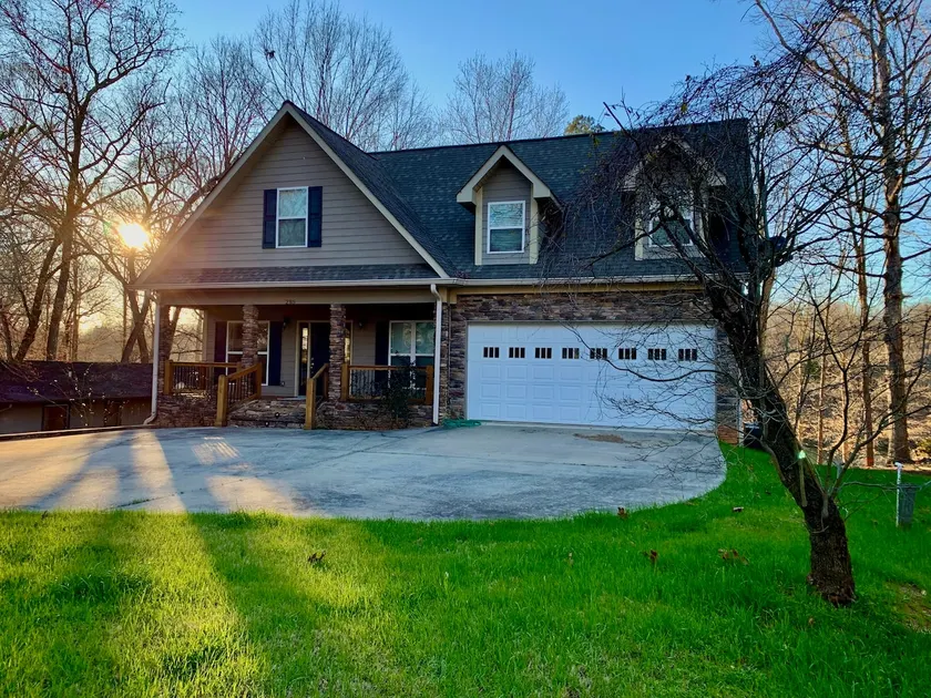 Large Lake Front Home. Pet Friendly. Close to I85. - Image 1