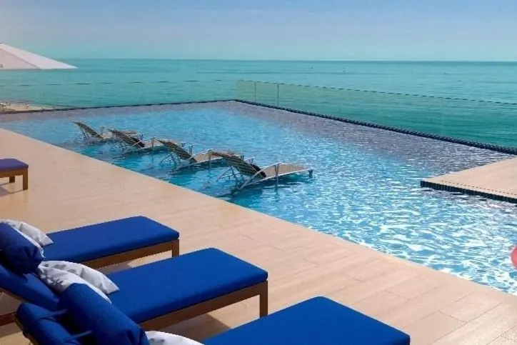 AL1603T01 Swimming pool, Heated spa in HomeClub - Image 1