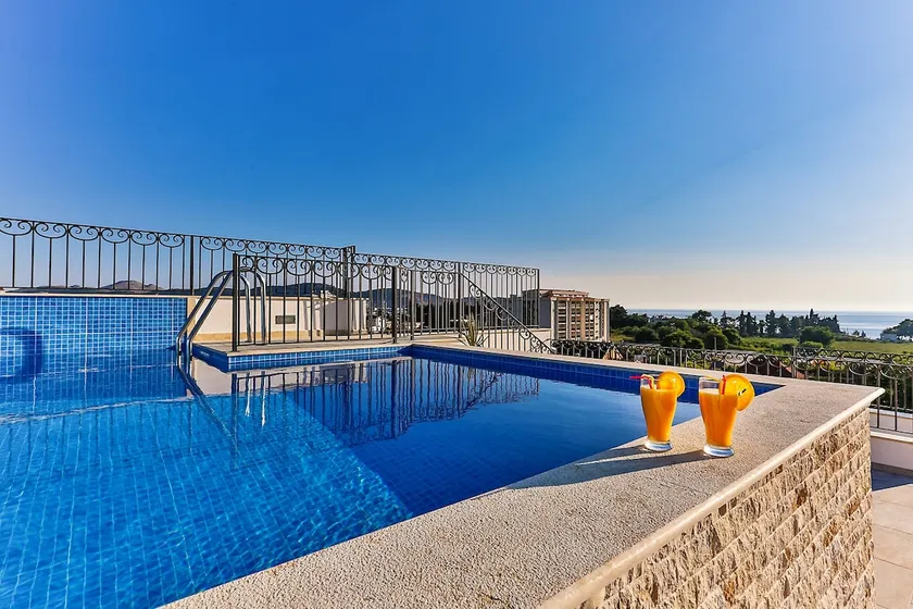 De lux penthouse with pool and sea view. - Image 1