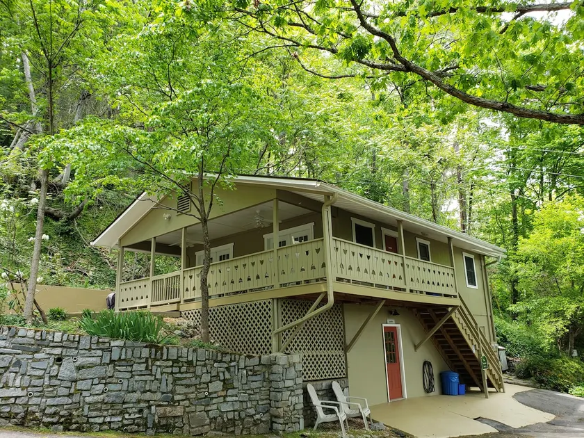 Treetop Lucerne Chalet Mountain Views & Downtown Asheville, Dog Friendly - Image 1