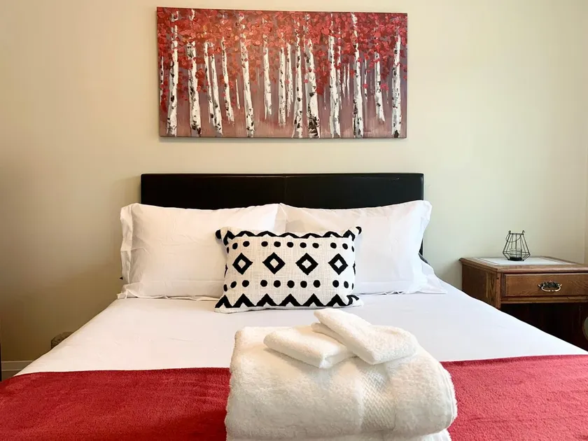 Spacious 6 beds 3 baths home in Central WiFi parking AC - Image 1