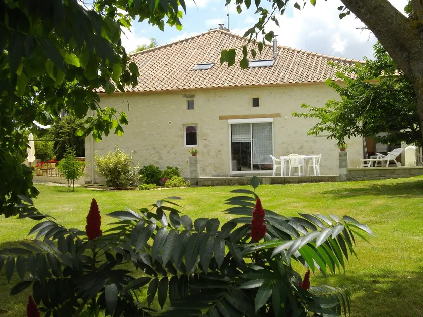 Cottage in a green setting - Image 1