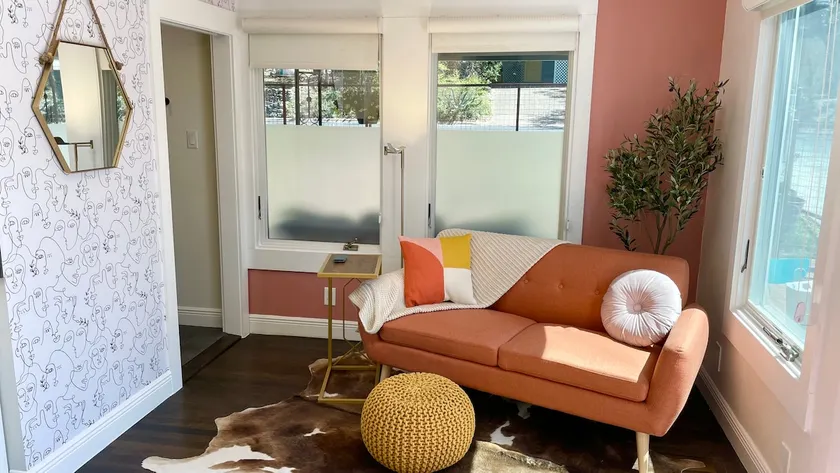 Cute & cozy Studio w/cowboy pool & parking - Image 1