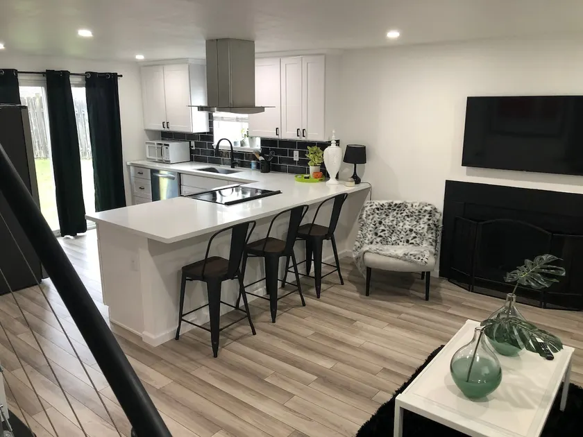 Luxury Brand New Remodeled 3 Bedroom Duplex! - Image 1