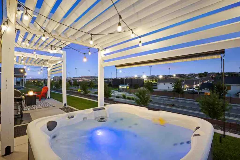 The “White House” hot tub and fire-pit - Image 1