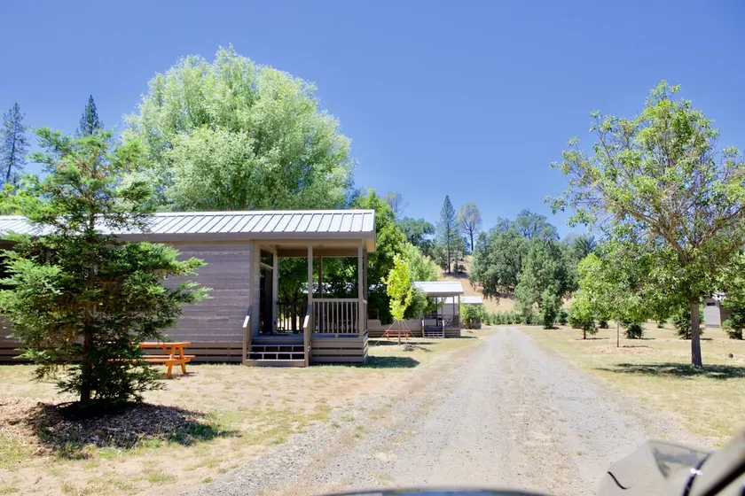 Deluxe Cottage - Single Queen/Double Twin - Image 1