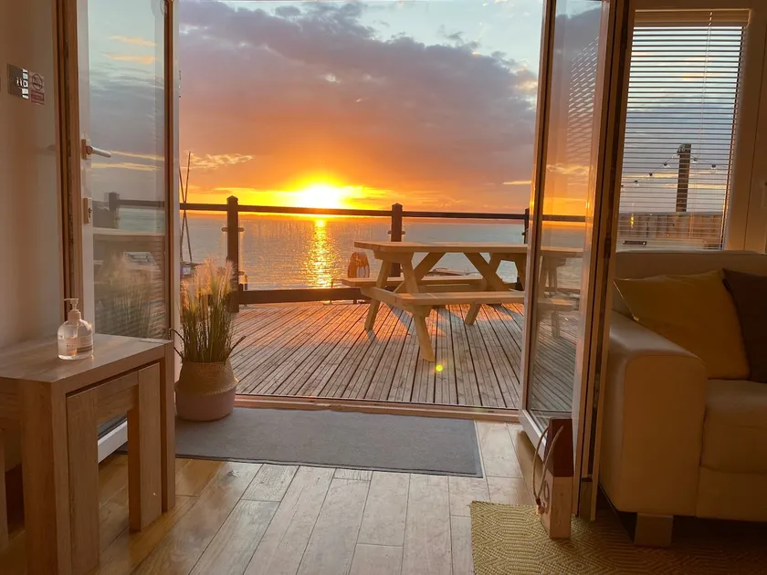 Beachside chalet at Gurnard Bay near Cowes - Image 1