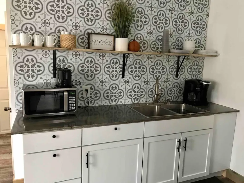 The Yellow Door Place! Convenient & Sleeps 6! - Image 1