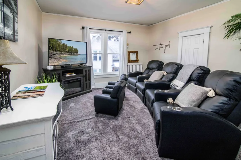 The Riverview Retreat, unique spacious upper. - Image 1