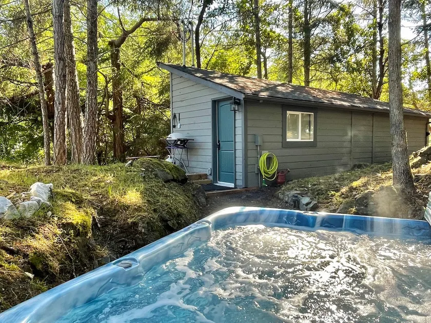 Cozy Cabana with Large Private Outdoor Hot Tub - Image 1