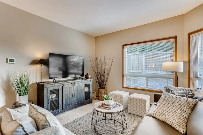 Stylish Kirkland Getaway Awaits You! - Image 1