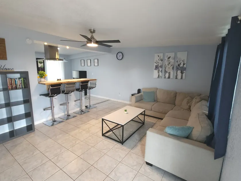 Cozy 2 Bedroom Home, Great Location w/Free Parking - Image 1