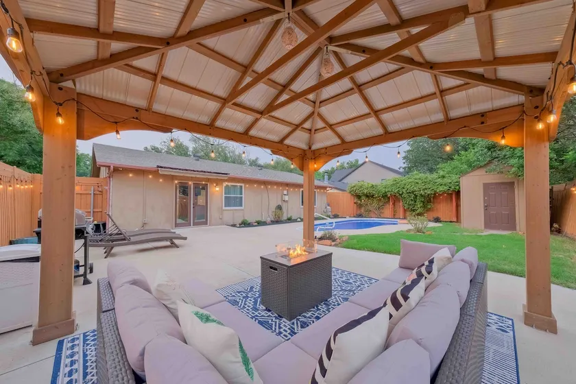 Private Pool Oasis in the heart of DFW! Quiet and central. - Image 1