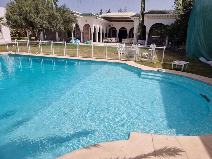 Large villa with garden and pool - Image 1