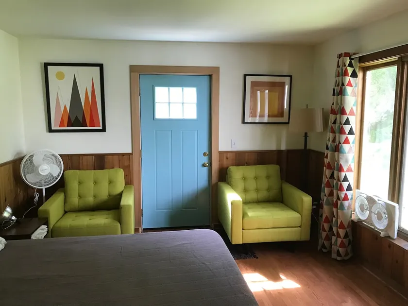 Private suite, 2 blocks to town - Image 1