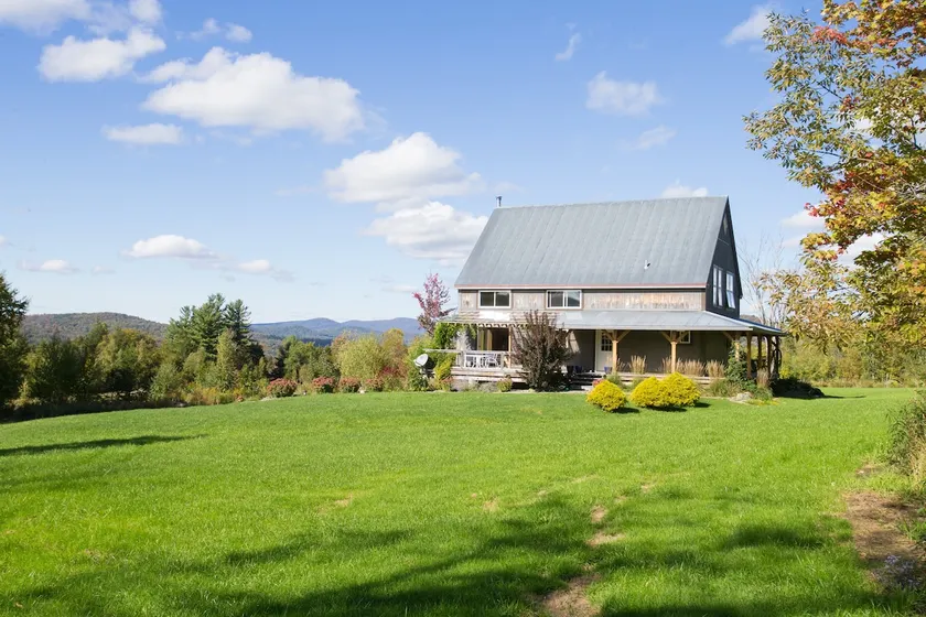 Stunning Pleasant Valley Home - Image 1