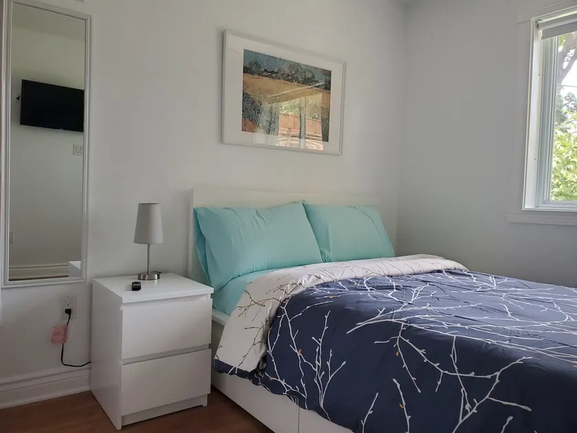 Cozy 1 bedroom suite with kitchenette - Image 1