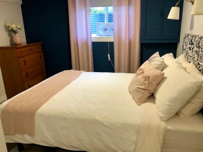 Centrally Located 1-bedroom Charming Suite - Image 1