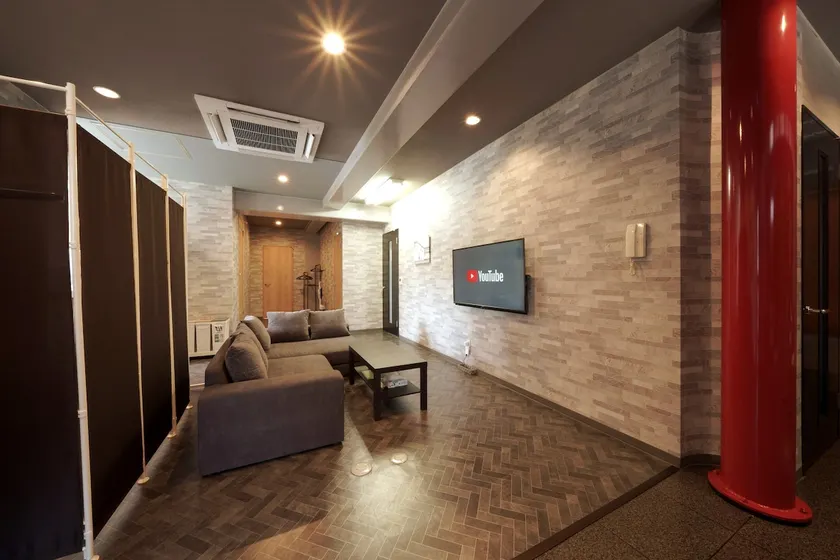 [Fukuoka-Airport] 10 minutes from Fukuoka Airport | One floor rental for 18 people | Free parking and unique rooms - Image 1