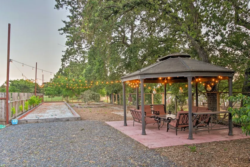Beautiful Gated Winemaker’s Estate 1 mi to Historic Sonoma Town Square - Image 1