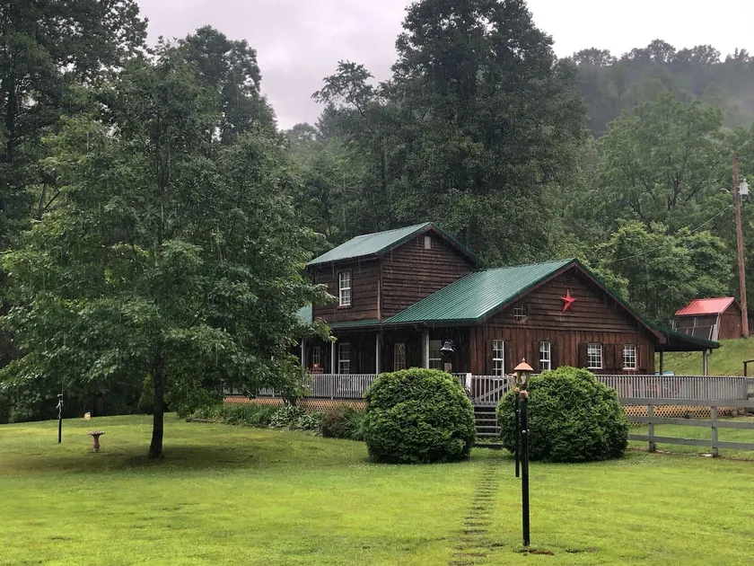 Creek-side 2 Bedroom Cottage with Mountain Views - Image 1