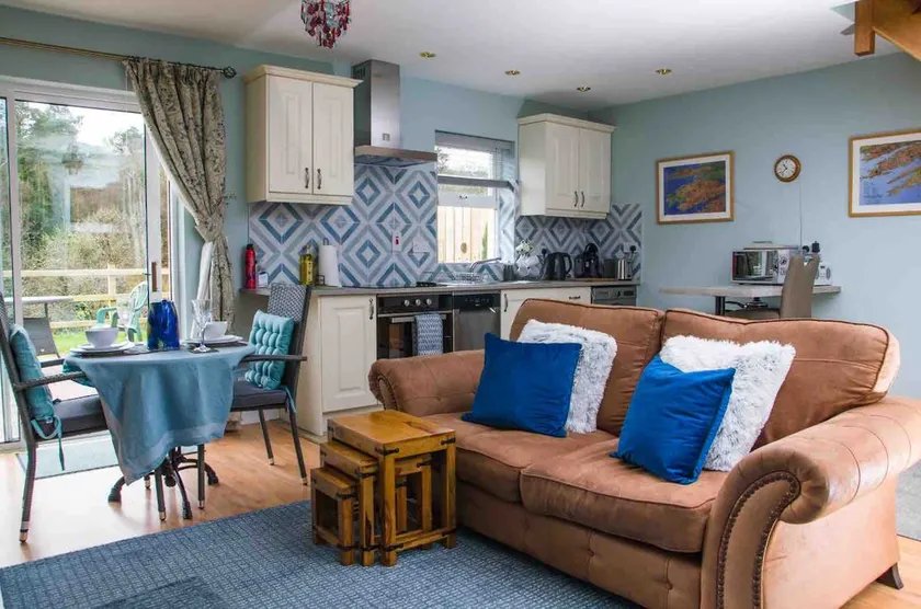Kingfisher Riverside Retreat - Image 1