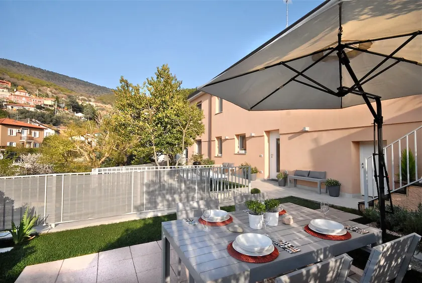 Apt in villa with private garden - Image 1