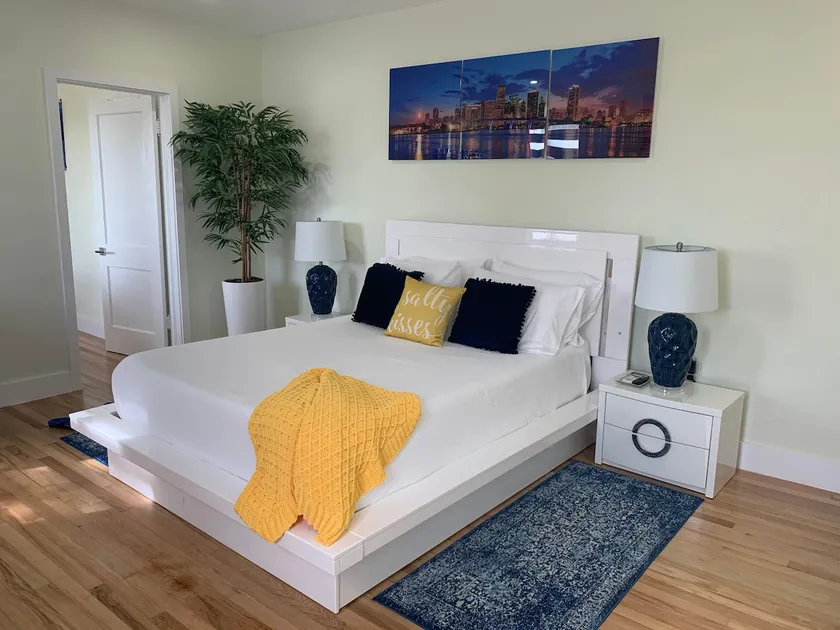 Miami Skyline Luxury Suite With Private Patio and Parking . - Image 1