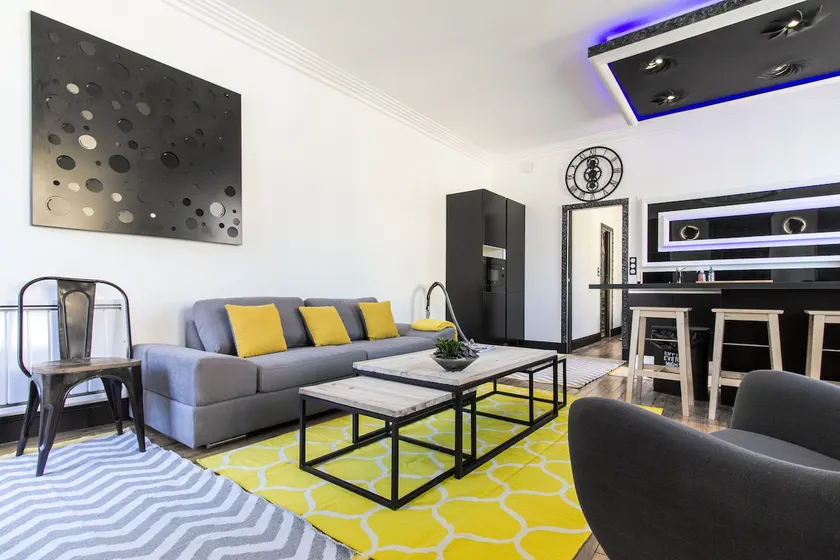 Beautiful refurbished luxurious designer apartment - Image 1