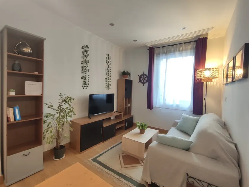 Centrally located and renovated. Intermodal. 2 bedroom intermodal - Image 1