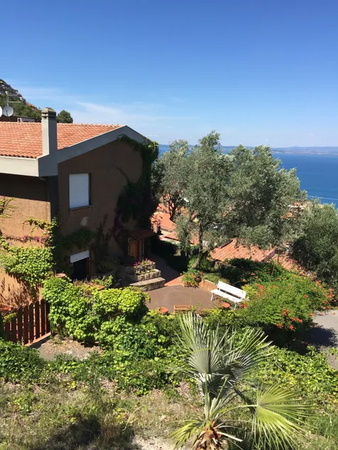 Beautiful house, beautiful sea - Image 1