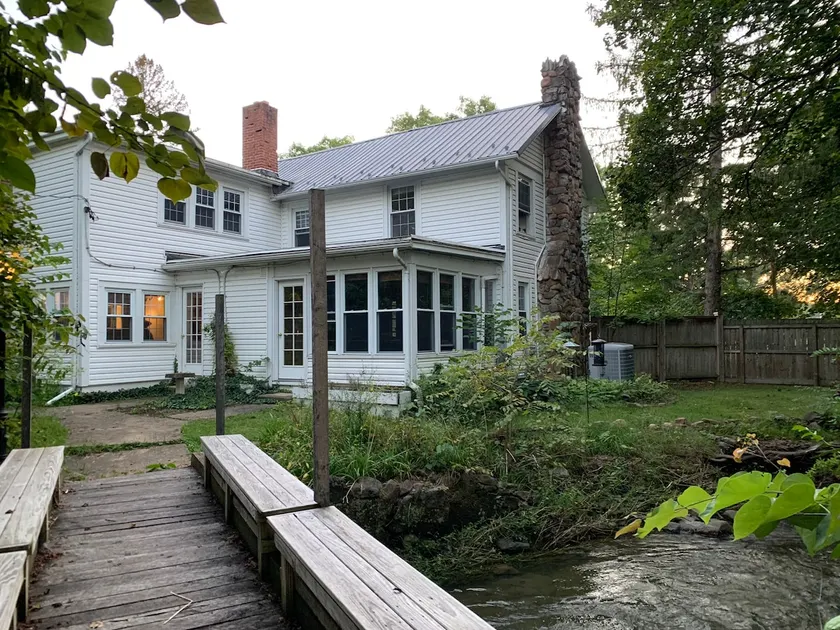 Spacious Stream Side 4 bedroom Historic Home - Image 1