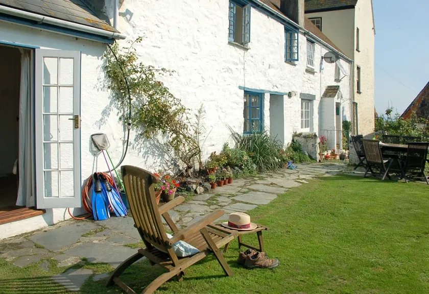 Pebbles, Cadgwith Cove: Steps to Beach & Cosy Inn - Image 1