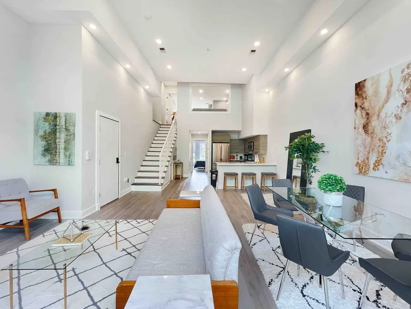 Stylish 2BR Logan Circle Loft, Rooftop & Parking - Image 1