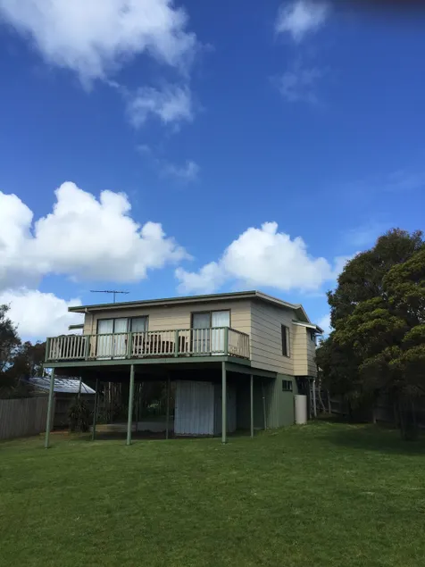 Spacious Beach house, water views walk to beach - Image 1