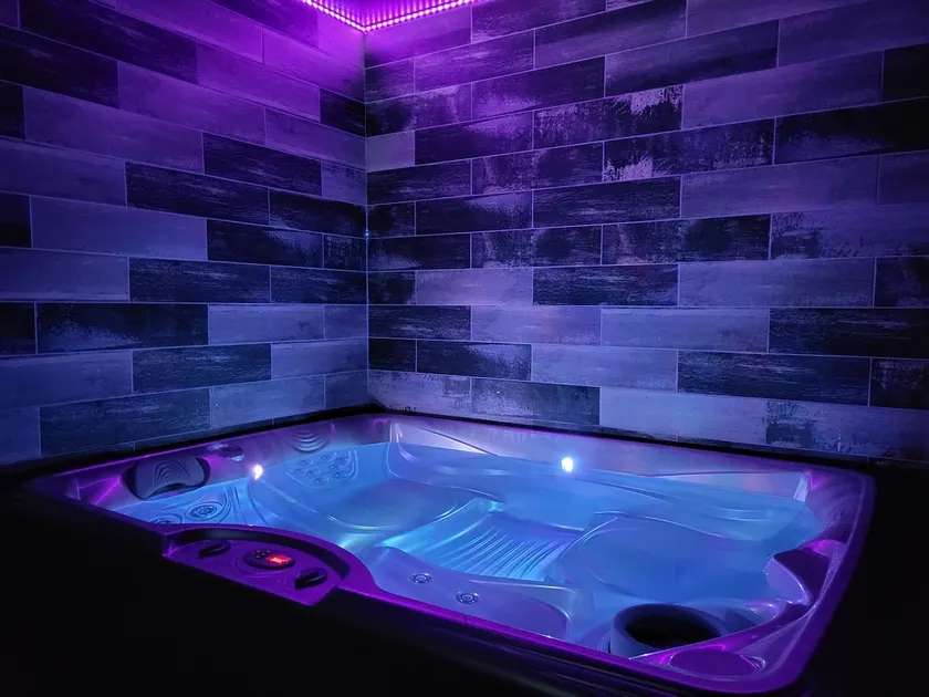 Nice suite with jacuzzi, sauna, giant screen - Image 1